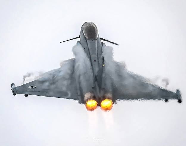 Tiga Eurofighter Typhoon Andalan NATO Mendadak Mendarat d...
