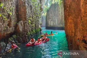 Wisata Jelajah Danau dalam Goa Gumantung Kaltim
