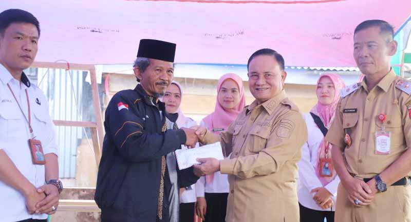 Wabup Lampung Barat Serahkan Donasi untuk Bangun TPA yang...