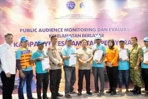 Kemenhub Salurkan 150 Jaket Pelampung untuk Nelayan Muara Angke