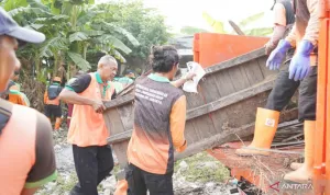 Pemkot Jaktim Bersihkan Lah...