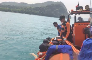 Tim SAR Gabungan Evakuasi M...
