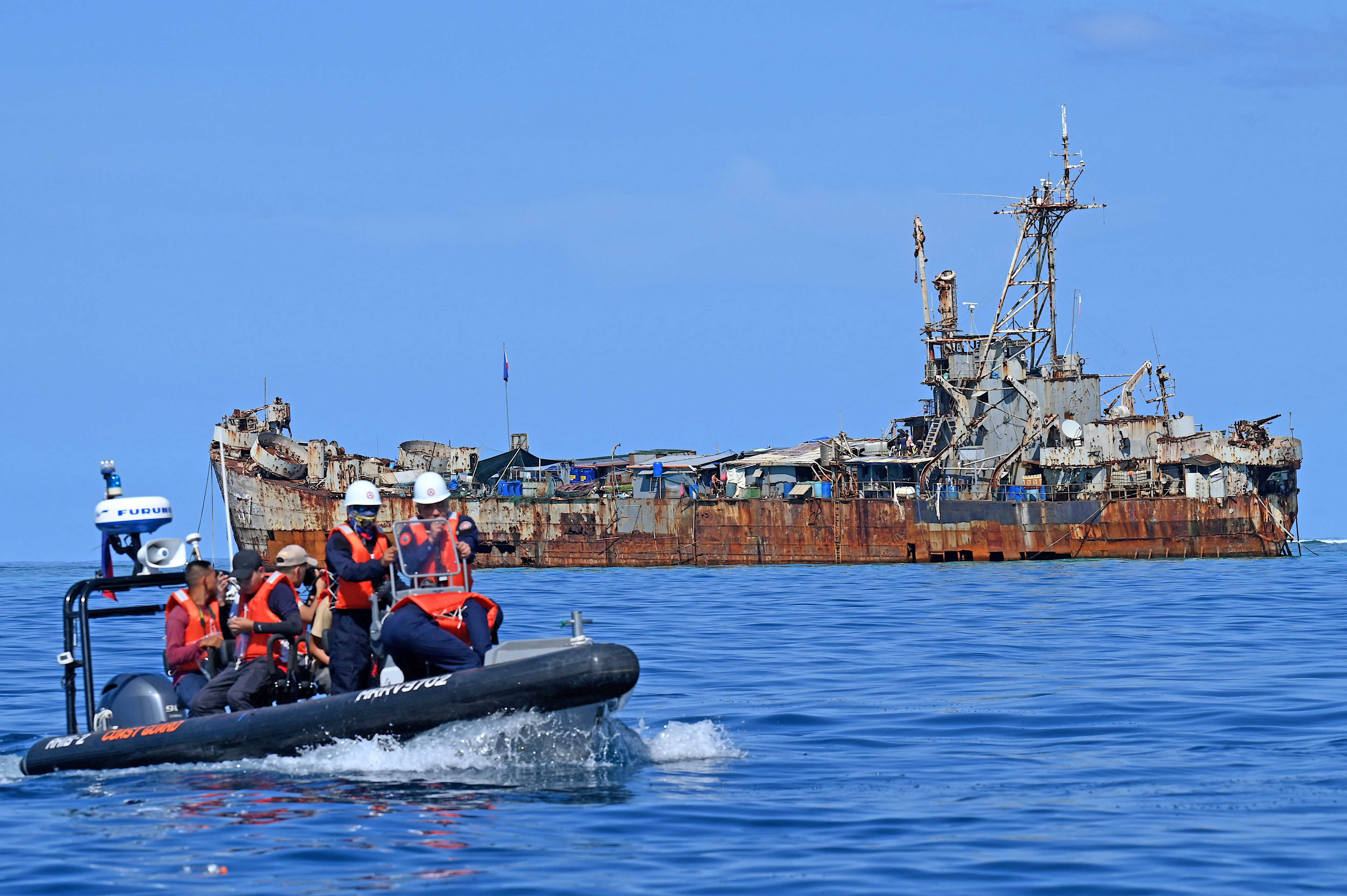 Tiongkok Lukai Pelaut Filipina dalam Bentrokan di LTS