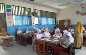 Atap Gedung Roboh Sejak 202...