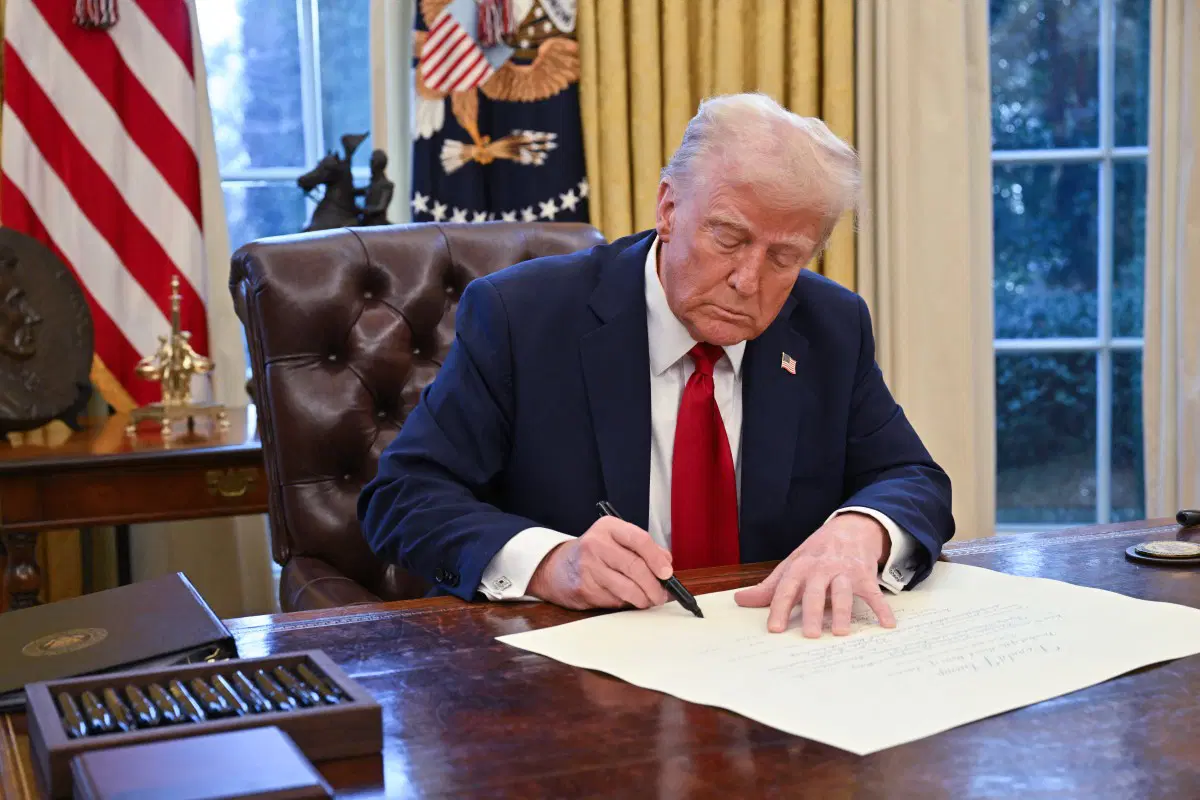Genjot Manufaktur AS, Trump Teken Aturan Aluminium dan Ta...