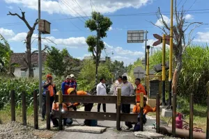Penutupan Perlintasan Liar Kereta di Kediri