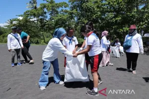 PTK dan Masyarakat Bersih-bersih Pantai di Bitung