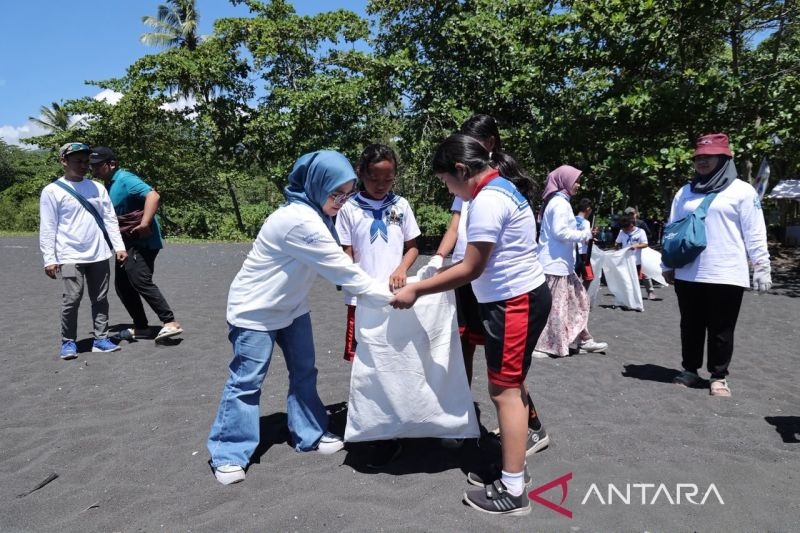 PTK dan Masyarakat Bersih-bersih Pantai di Bitung