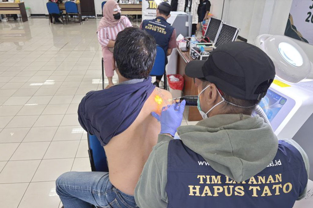 Seratus Warga Jakarta Utara Ikut Hapus Tato Gratis di Kan...
