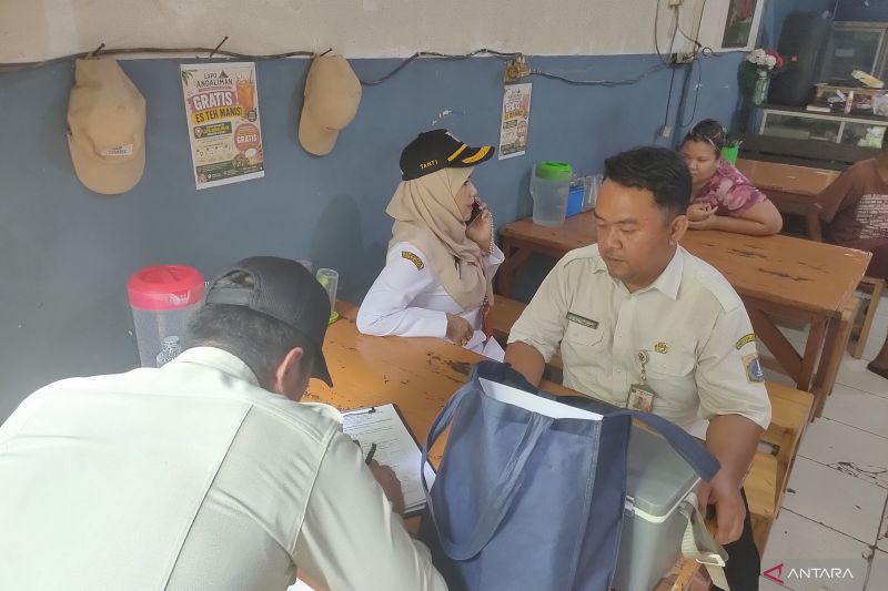Sudin KPKP Jakbar Lakukan Pengawasan Warung Lapo di Kawas...