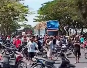 Diduga Peluru Latihan Nyasar ke Pemukiman, Warga Blokade Jalur Pantura Surabaya–Banyuwangi