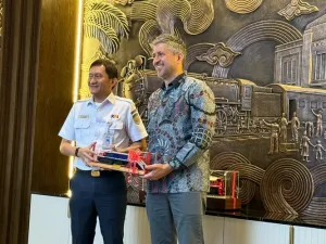 PT KAI Terima 54 Lokomotif ...