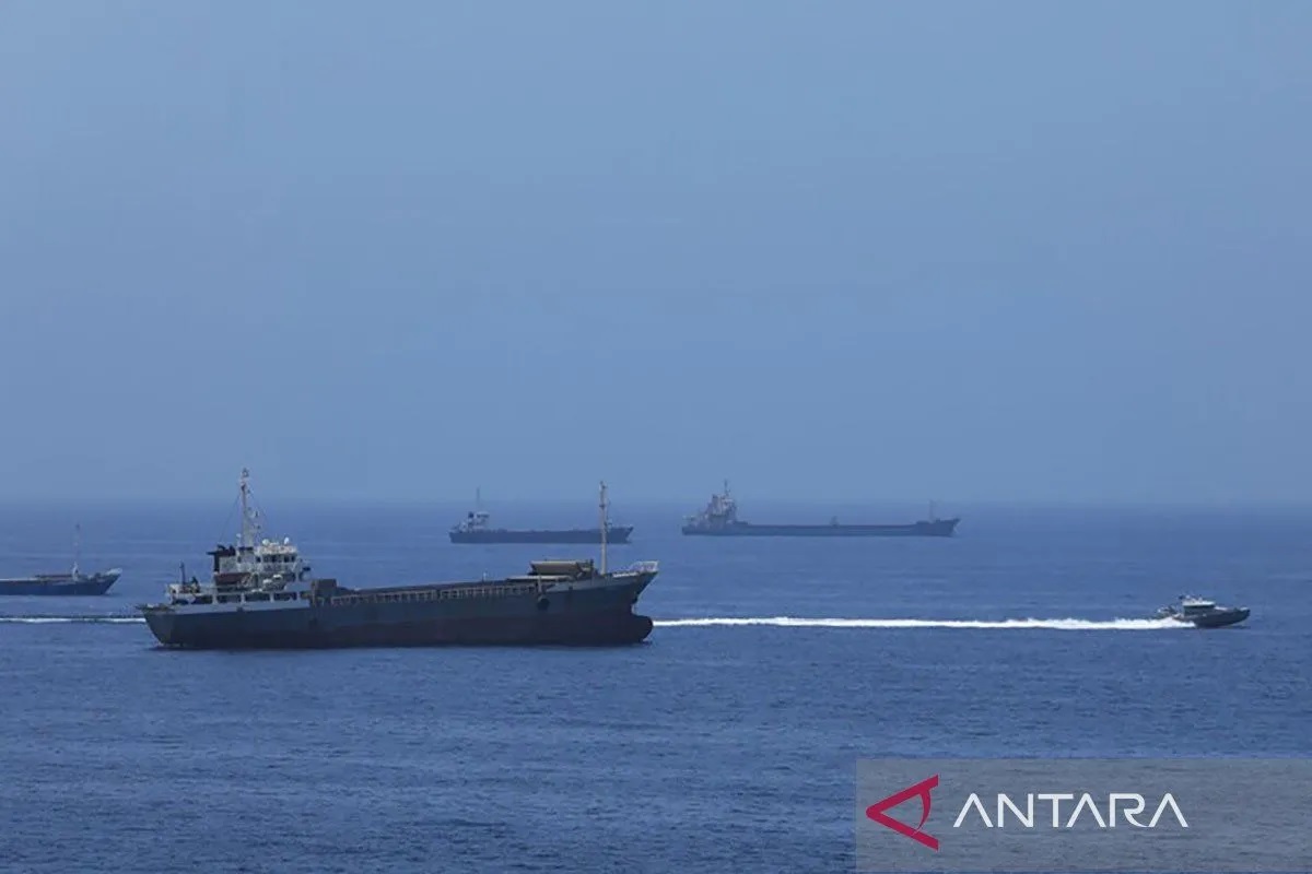 Selat Hormuz Dipasangi Ranjau, Kapal Tanker Meledak Saat Mencoba Melintas