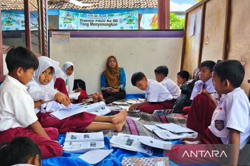 65 Siswa SDN Jetak Blora Terpaksa Belajar di Rumah Warga,...