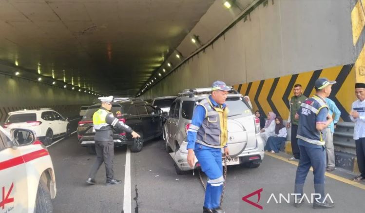 Gara-gara Rem Mendadak, Empat Mobil Tabrakan di Terowonga...