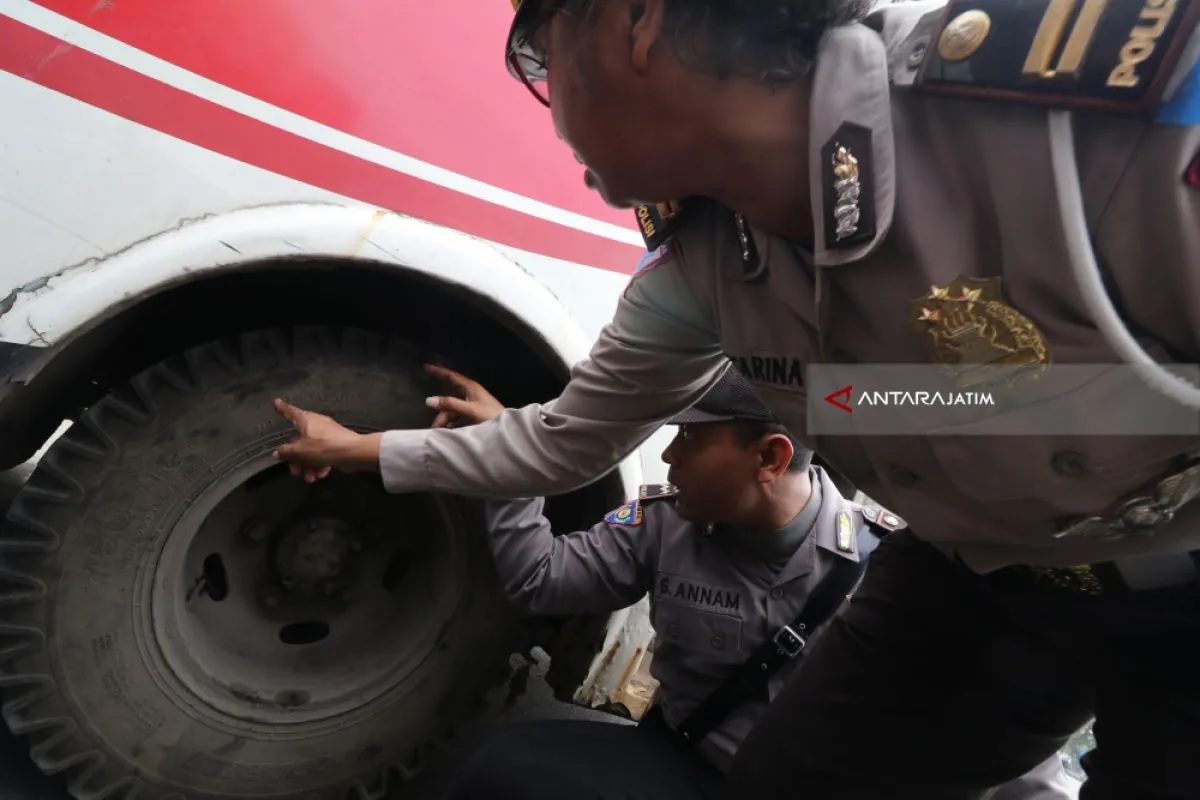 Viral Berkendara dengan Ban Gundul Bakal Ditilang, Polda Metro Pastikan Isu Itu Tidak Benar!