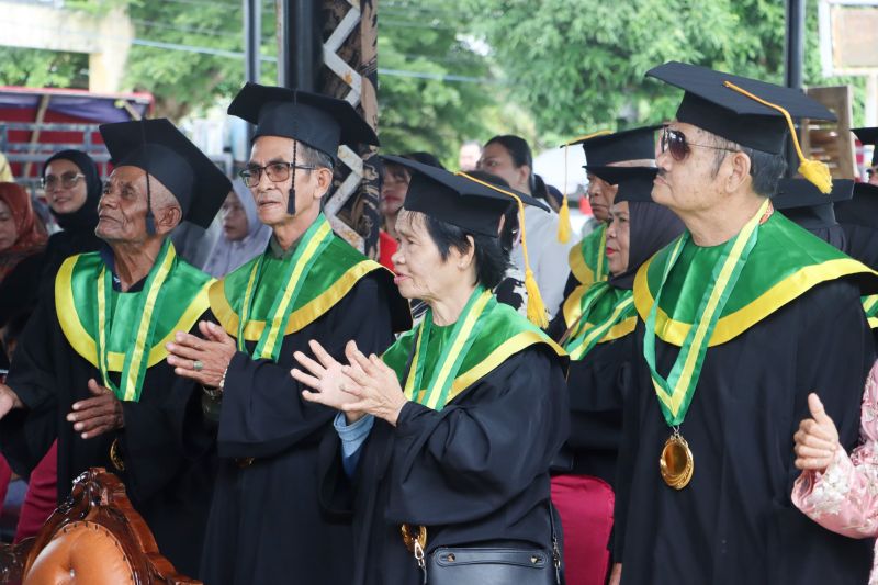 34 Lansia Bintan Lulus Sekolah Lansia Kasih Ibu, Pemkab Dorong Pendidikan Sepanjang Hayat.