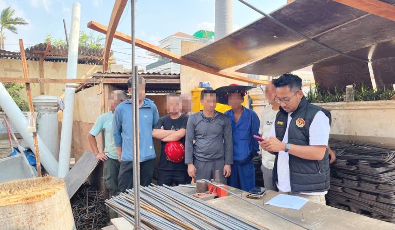 Imigrasi Jakut Tangkap 10 WNA Tiongkok yang Jadi Buruh Ba...