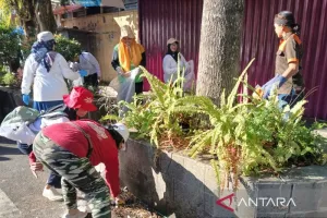 Jalan Sehat Sambil Bersih-b...