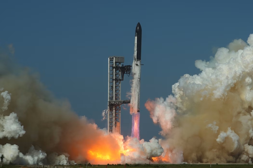 SpaceX Berhasil Uji Terbang Starship Pertama Sejak IPO
