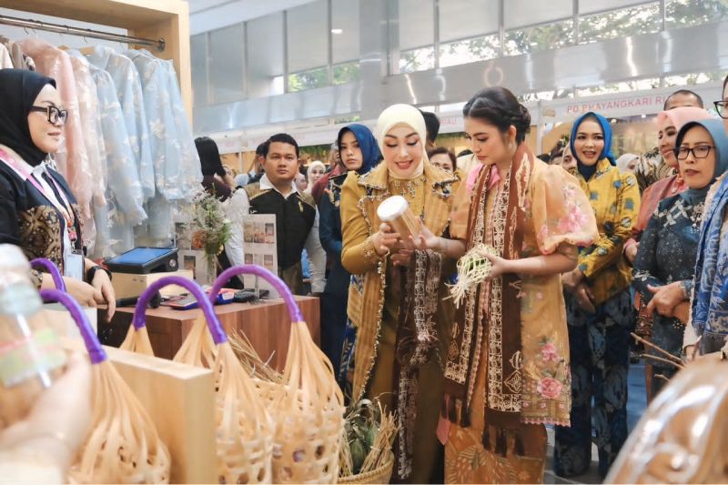Bhayangkari Banten Pamerkan Produk UMKM Lokal di Bazar Kr...