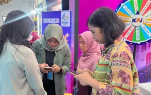 Pengunjung Stan KAI di Peka...