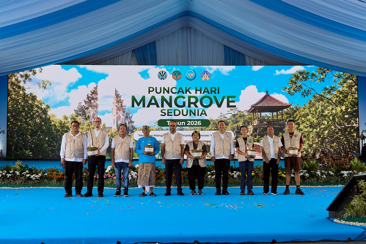 Rawat Ekosistem Pesisir, Ribuan Bibit Mangrove Ditanam di...