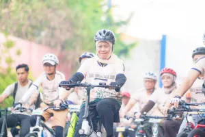 Soroti Gaya Hidup Sehat di HUT ke-73 BI, Khofifah Turun Jalan Gowes Keliling Kota Pahlawan!