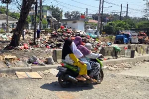 Sudin Lingkungan Hidup Jakarta Selatan Tangani Tumpukan Sampah Di Pinggir Rel Stasiun Pasar Minggu