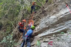 Tim SAR Gabungan Berhasil Evakuasi 6 Mahasiswa dari Gunung Goa Kalibbong Pangkep