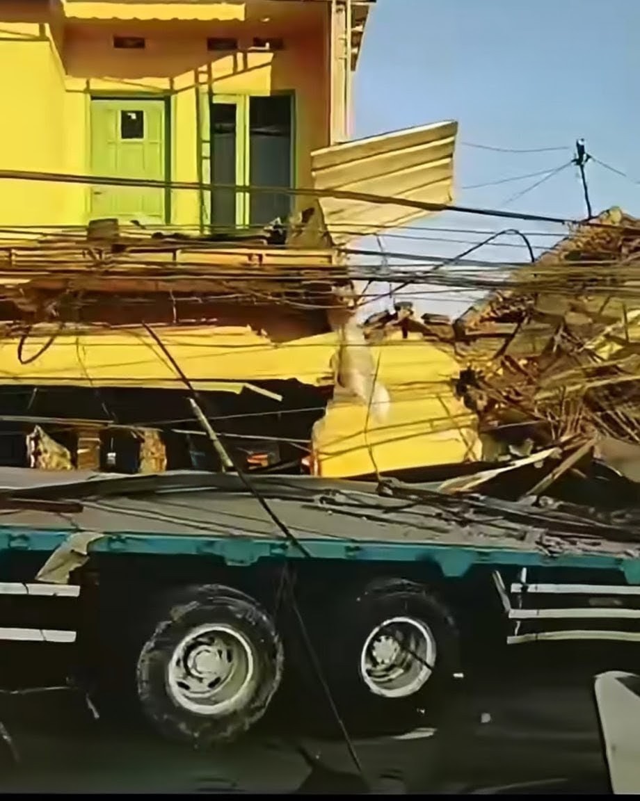 Truk Trailer Muat Gelondongan Kertas Seruduk Rumah dan Ke...