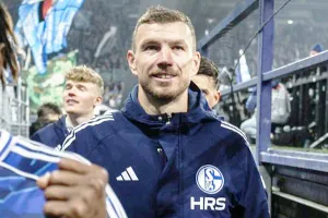 Usia 40 Tahun Masih Gahar! Edin Dzeko Pilih Setia Bela Schalke 04 hingga 2027