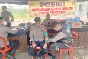 Antisipasi Asap Karhutla, Polda Kalteng Distribusikan Masker dan Vitamin di Palangka Raya