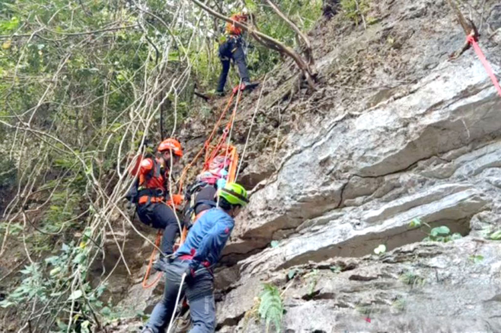 SAR Gabungan Evakuasi 6 Mahasiswa dari Medan Curam Goa Kalibbong Alloa