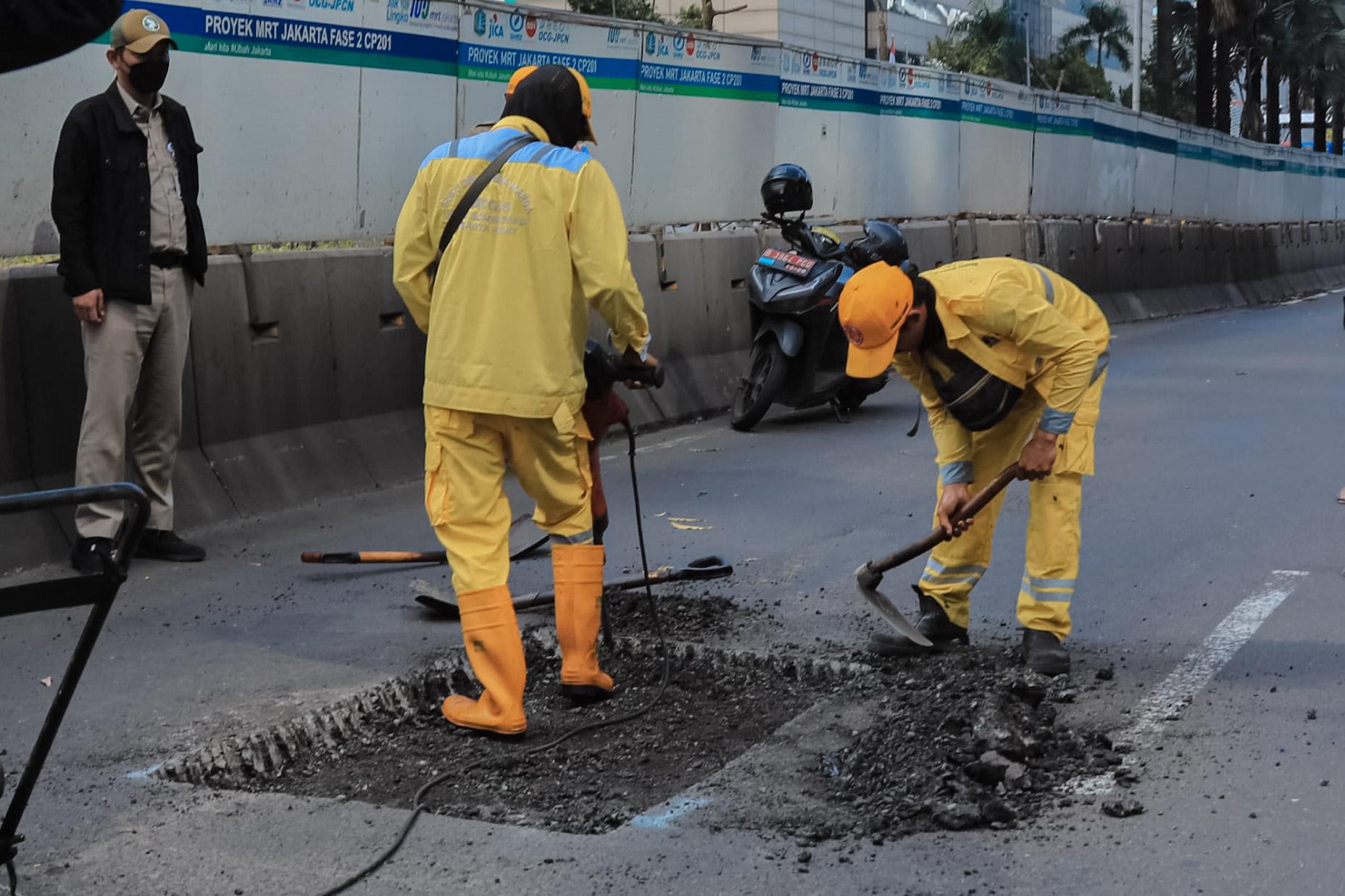 DPRD Minta Pemprov DKI Kebut Perbaikan Jalan Selama Musim...