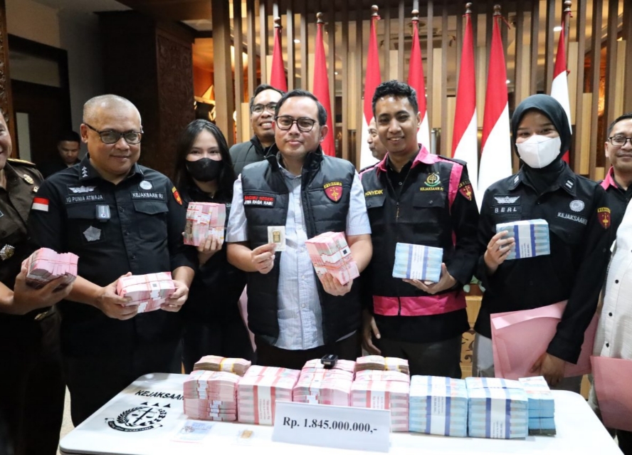 Kasus Korupsi Perizinan Tambang ESDM Jatim: Tersangka Ber...