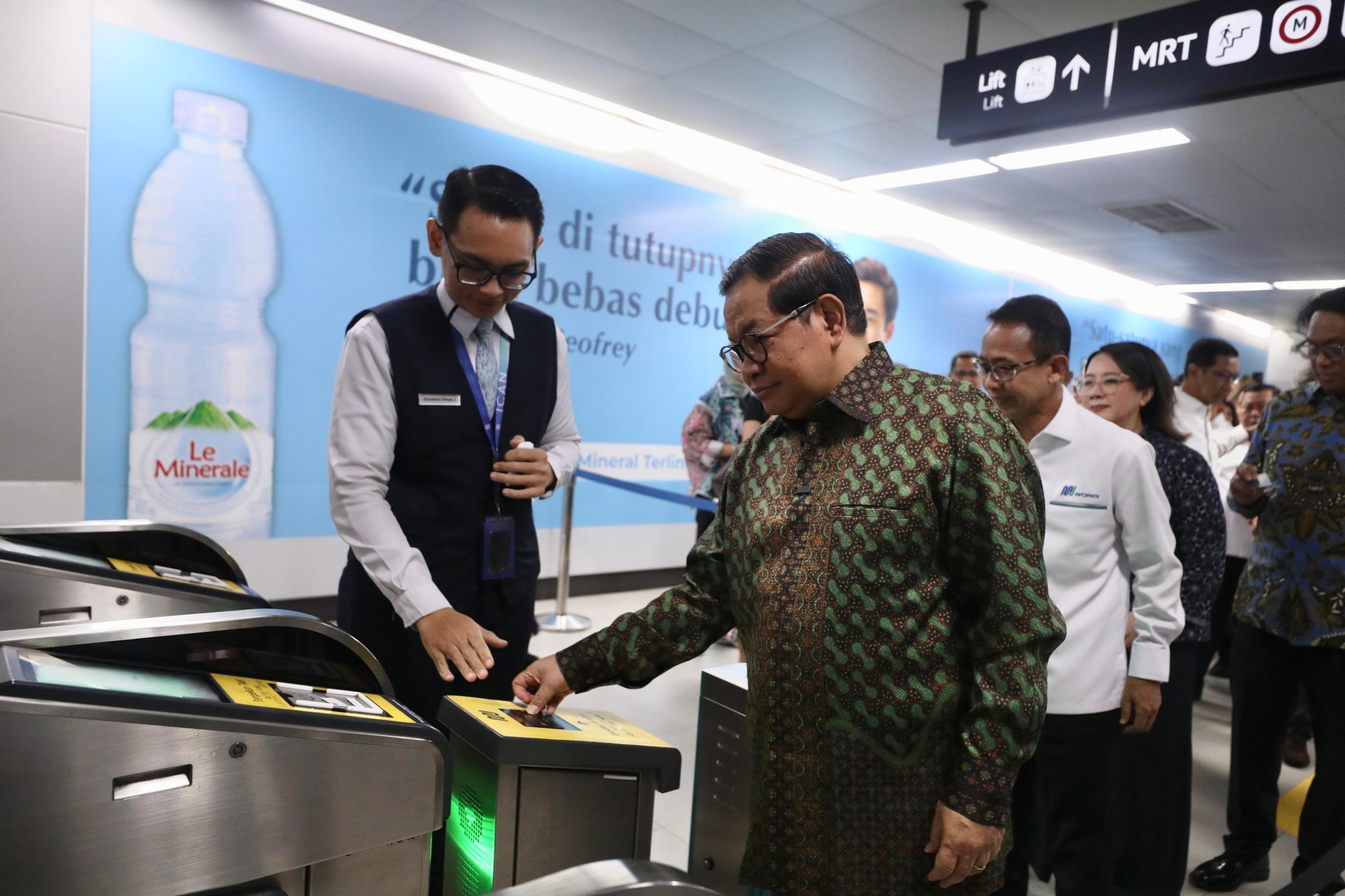 MRT Jakarta Bisa Bayar Pakai Kartu Kredit Nirsentuh, Pert...