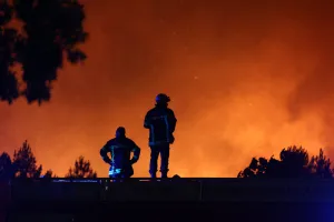 Petugas Damkar Prancis Cedera di Tengah Berjibaku dengan Lahapan Api