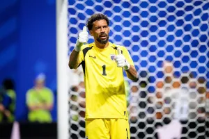 Bersinar di Piala Dunia, Vo...