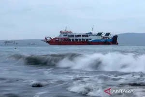 Cuaca Buruk di Selat Bali, ...