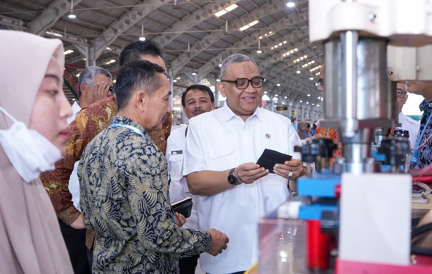 Kehadiran Industri Harus Berdampak Nyata, Wamenaker Minta Utamakan Pekerja Lokal.