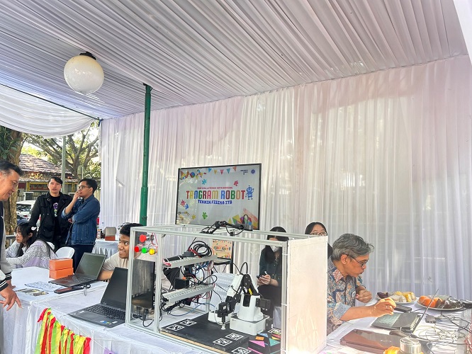 Mahasiswa ITB Kenalkan Tangram Robot di Festival Literasi...