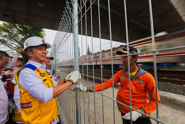 Pemkot Bogor Pasang Pagar Pengaman di Perlintasan Rel Sho...