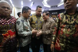 Rangkul Legislatif, Gubernu...