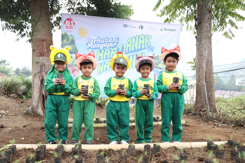 Hari Anak Nasional 2026, Perhutani Tanamkan Cinta Menanam Sejak Usia Dini di Tegal.