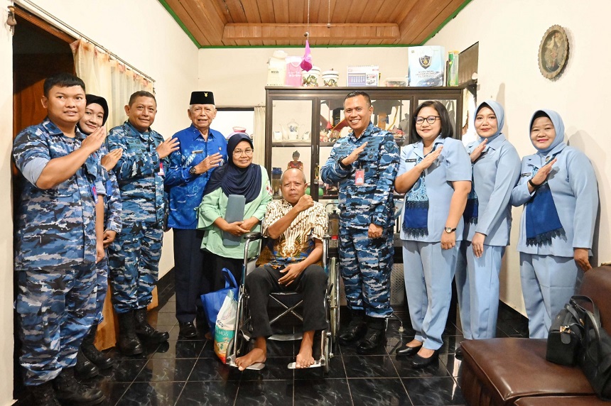 Lanud Sjamsudin Noor Hadirkan Senyum untuk Anak Yatim dan Purnawirawan pada Hari Bakti ke-79 TNI AU.