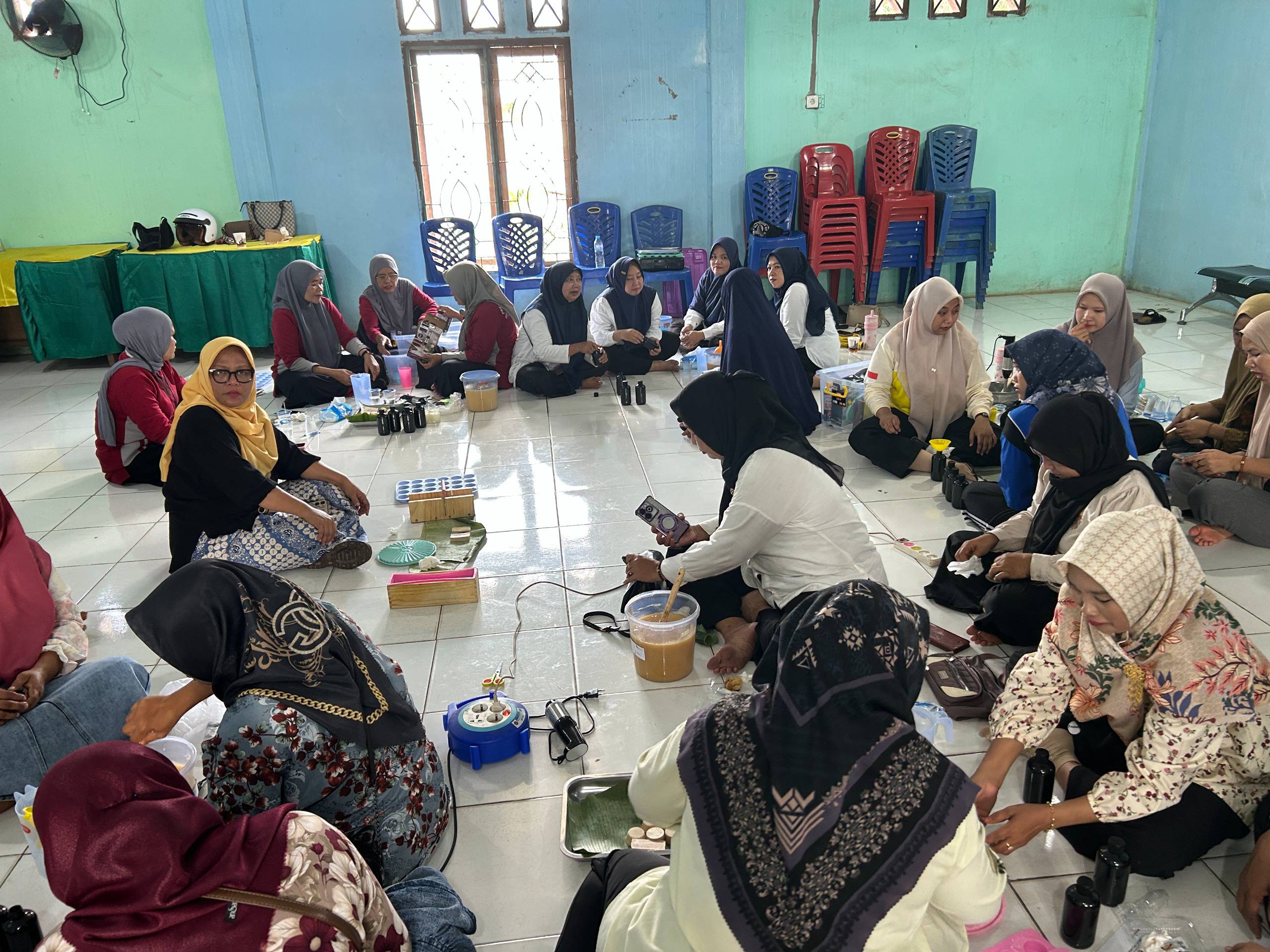  Dorong Ekonomi Lokal, Warga Rokan Hilir Dilatih Sulap Minyak Jelantah Jadi Lilin dan Sabun
