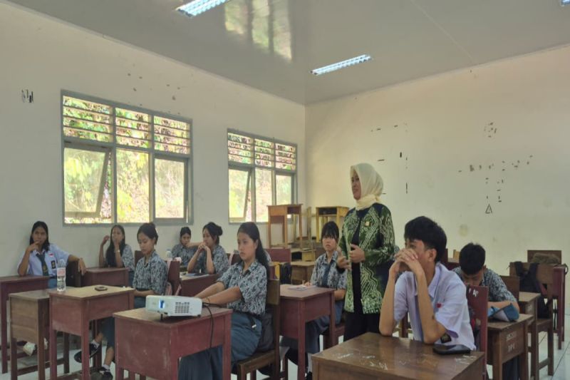 Pelajar Mamuju Diberi Edukasi Bahaya Pernikahan Dini oleh...