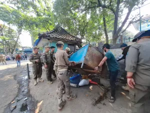 Pemkot Bandung Tertibkan PKL dan Bangunan Liar di Kawasan Jalan Rajiman