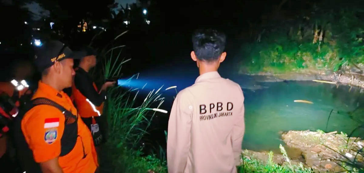 Seorang Remaja Dicari Basarnas di Sungai Ciliwung Jagakar...